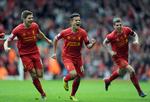 Matchvinder. Med sejrsmålet til 3-2 sikrede Philippe Coutinho (i midten) Liverpools tiende sejr i træk i Premier League. 