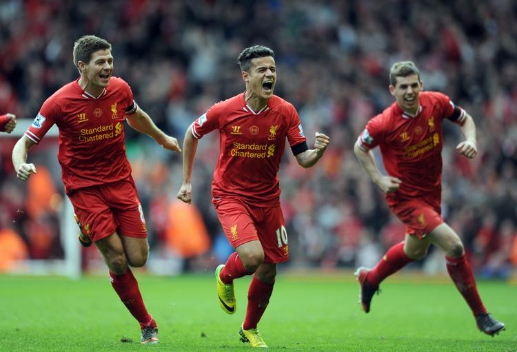 Matchvinder. Med sejrsmålet til 3-2 sikrede Philippe Coutinho (i midten) Liverpools tiende sejr i træk i Premier League. 