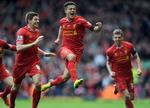 NERVEPIRRENDE. Efter at have jublet over 3-2-målet sammen med målscorer Philippe Coutinho (i midten), blev de sidste 17 minutter lange for anfører Steven Gerrard (tv.). 