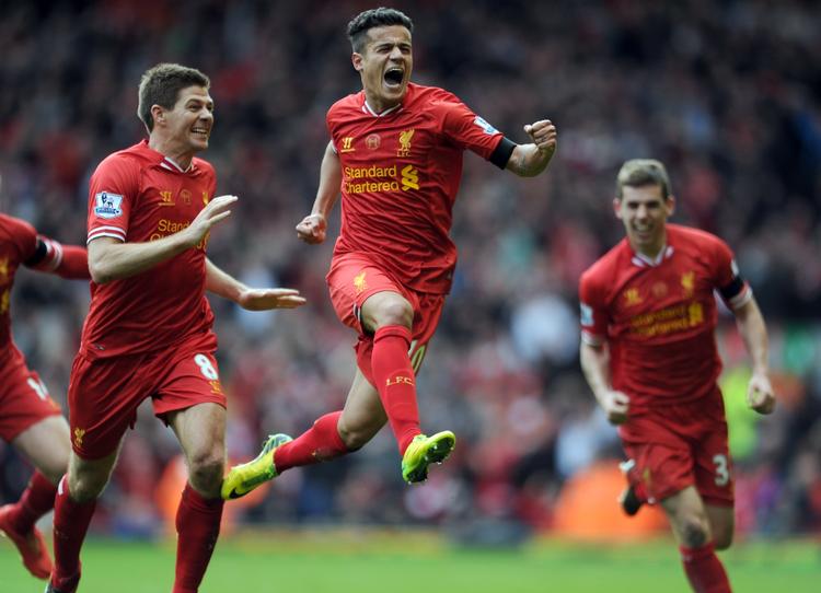 NERVEPIRRENDE. Efter at have jublet over 3-2-målet sammen med målscorer Philippe Coutinho (i midten), blev de sidste 17 minutter lange for anfører Steven Gerrard (tv.). 