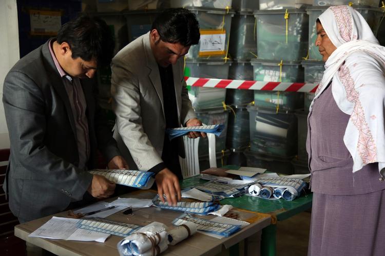 Demokrati. Afghanistan skal have ny præsident efter Hamid Karzai. Stemmerne er endnu ikke talt færdigt, men det tyder på en ny valgrunde mellem to af de moderate kandidater. 