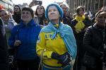 Protest. En kvinde har iklædt sig de ukrainske farver til dagens demonstration i Moskva. 
