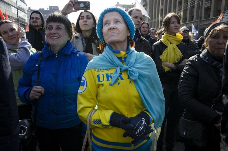 Protest. En kvinde har iklædt sig de ukrainske farver til dagens demonstration i Moskva. 