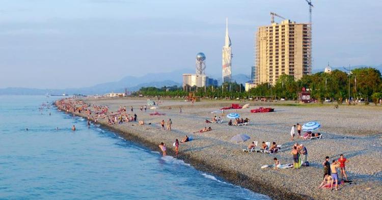 SOLNEDGANG. Skyggerne bliver lange ud på sommeraftenen. Fra restaurant San Remo, der er bygget ud i vandet, har man flot udsigt til det grønne område Batumi Boulevard og til en del af Batumis Skyline. 