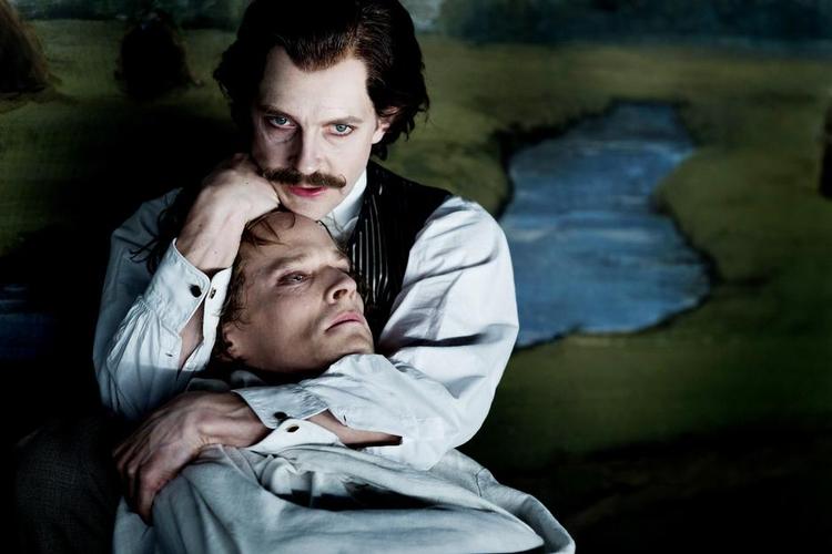 LIVSANSKUELSER. Det er drømmeren imod den rationelle pragmatiker, når Nathanael (Mikkel Arndt, liggende) og Lothar (Nicolai Dahl Hamilton) tørner sammen i den klassiske gyserhistorie 'Sandmanden'. 