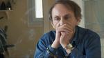 hyggeligt. Kidnapningen af Michel Houellebecq udvikler sig til en hyggelig affære, der inkluderer god vin. Foto fra filmen 