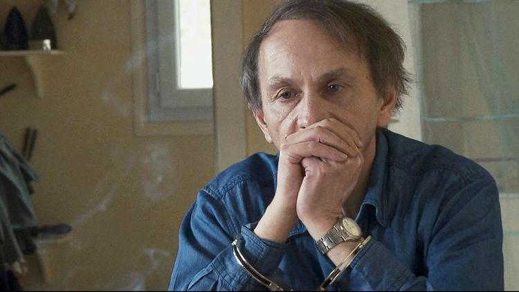 hyggeligt. Kidnapningen af Michel Houellebecq udvikler sig til en hyggelig affære, der inkluderer god vin. Foto fra filmen 