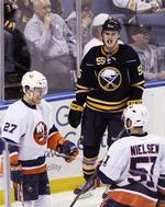 Slut. I 80 kampe blev det til 25 scoringer og 33 assist for Frans Nielsen (th), hvilket er rekord for en dansk spilelr i NHL. 