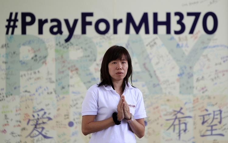 Bøn. Et medlem af organisationen Kechara Buddist beder for passagerne på det forsvundne malaysiske fly MH370. 
