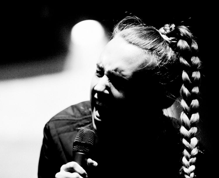 Action. Himmelstormeren Mø er her fanget under en energisk koncertoptræden. Har du også lynskudt et godt musikøjeblik, har du mulighed for at komme med på udstilling. 