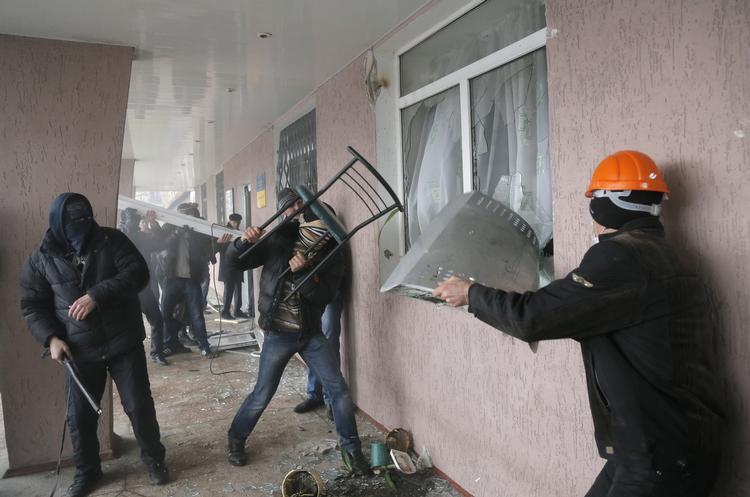 OPRØR. Prorussiske aktivister har stormet flere bygninger i det østlige Ukraine. 