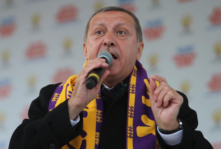 TWITTER. Til det tyrkiske lokalvalg strammede Erdogan for alvor sanktionerne mod det sociale medie. Og nu er han ude med riven igen. 