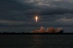 Liftoff. SpaceX-3 er ladet med 5.000 pund udstyr, forsyninger og videnskabelige eksperimenter til den internationale rumstation ISS. Dette billede er af raketten Falcon 9s affyring tilbage i januar. 