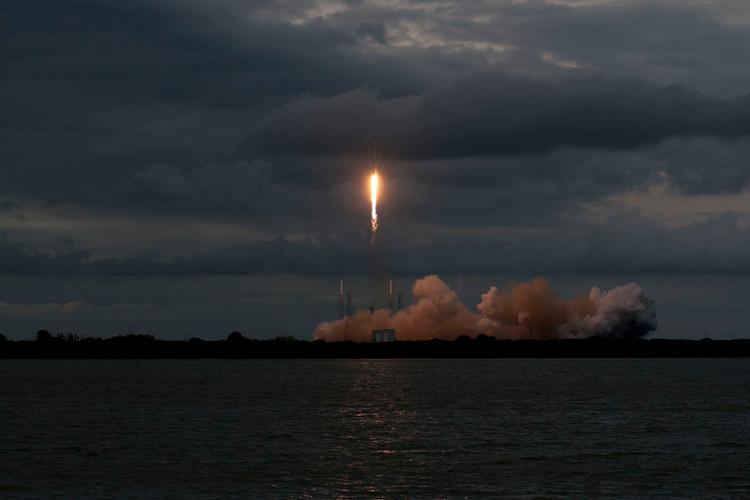 Liftoff. SpaceX-3 er ladet med 5.000 pund udstyr, forsyninger og videnskabelige eksperimenter til den internationale rumstation ISS. Dette billede er af raketten Falcon 9s affyring tilbage i januar. 