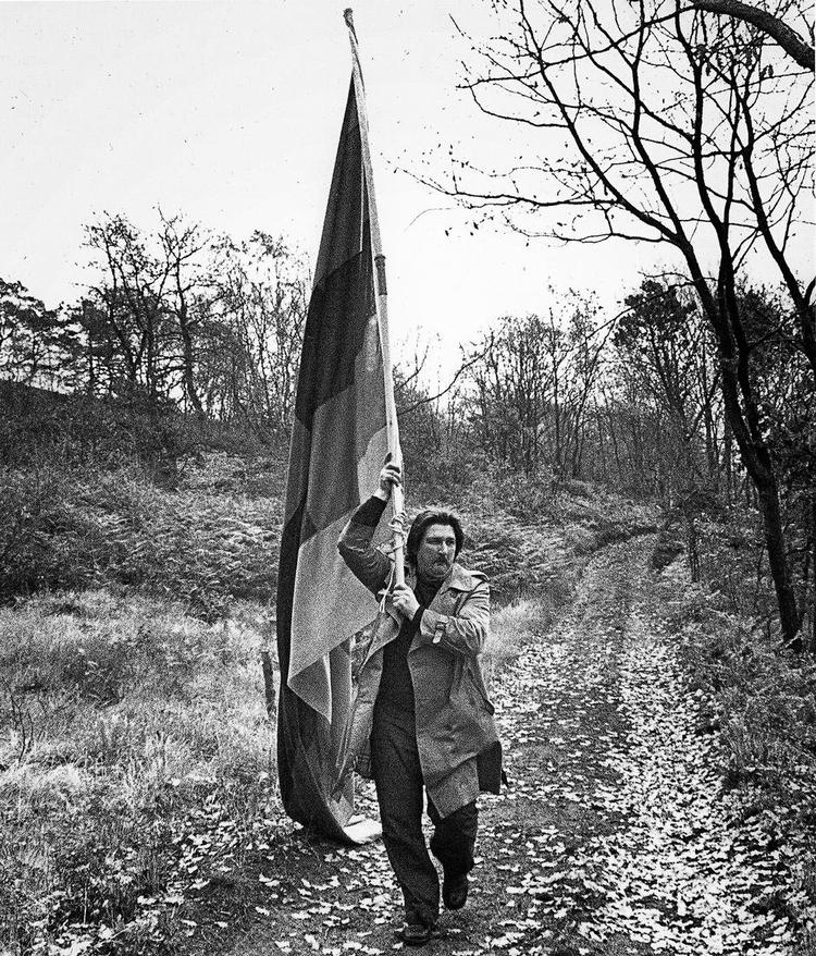 Revolution. Per Kramer med sin 'Jydske fane', som selv havde skabt og designet. Her er han på vej ned ad Troldhøj ved fødebyen Voel i Gjern Bakker. 