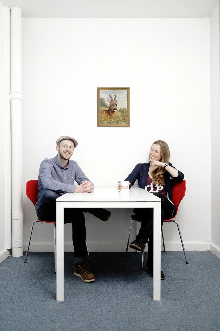 Vokseværk. Lea Korsgaard og Hakon Mosbech er to af partnerne i singlefirmaet Zetland. De er vokset fra deres lille kontor i en baggård på Vesterbrogade i København og flytter snart ind i nogle større lokaler. I den samme gård. 