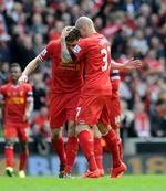 Titeljagt. Fire sejre i de kommende fire kampe vil sikre Gerrard (tv) og Liverpool det første mesterskab i 24 år. 