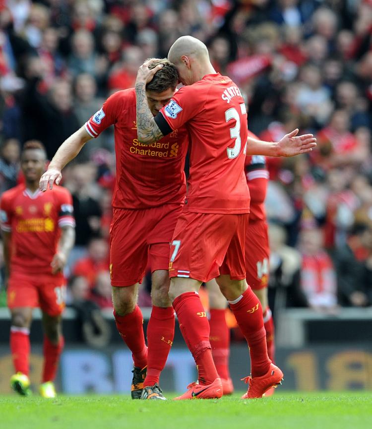 Titeljagt. Fire sejre i de kommende fire kampe vil sikre Gerrard (tv) og Liverpool det første mesterskab i 24 år. 