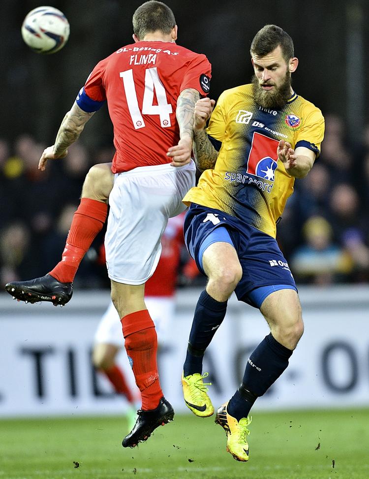 Formdyk. Mads Jessen (th) og resten af Hobro-spillerne har tabt tre kampe på stribe. 