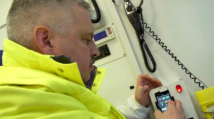 Toner. Ambulancebehandler Jarl Udsen arbejder i en af de nye musikambulancer. 