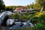 Åen. Ved Bangsbo Å ligger Møllehuset, der menes at være et af Frederikshavns ældste huse. 