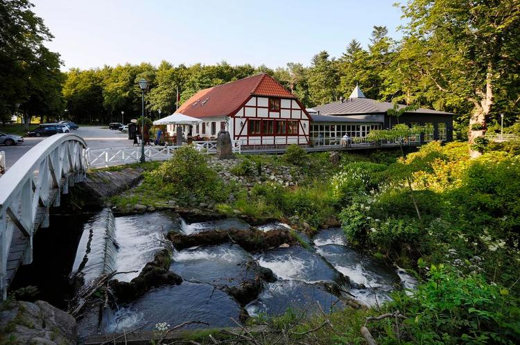 Åen. Ved Bangsbo Å ligger Møllehuset, der menes at være et af Frederikshavns ældste huse. 