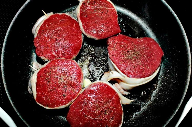 Gennemstegt. Ét af de ny ekostråd lyder på at spise mindre rødt kød i dagligdagen. 