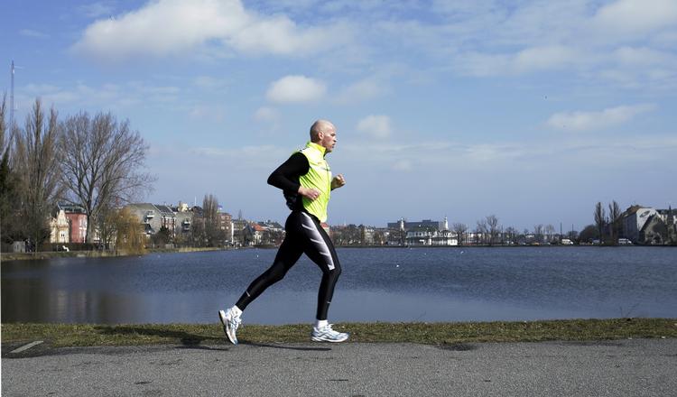 Nydelse. Hvis det skal være sjovt at være sund, bør man ifølge formanden for Vidensråd for forbyggelse, Morten Grønbæk, lade variation og nydelse styre vores sunde valg. 