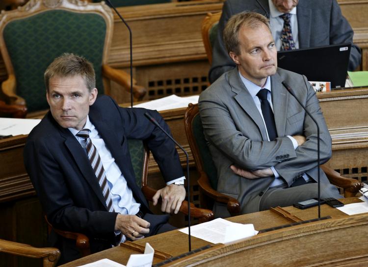 DESPERATION. Dansk Folkeparti ryster på hovedet over Socialdemokraternes angreb og anklager regeringspartiet for at smide desperationskortet. 