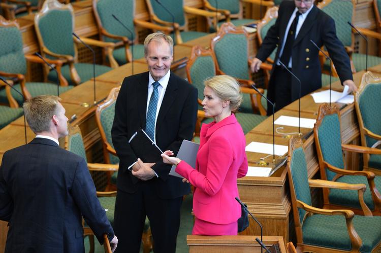 ANGREB. Helle Thorning-Schmidt (S) kan drage nytte internt af Socialdemokraternes kampagne mod Dansk Folkeparti, vurderer eksperter. 