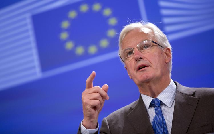 Bankunion. EU’s kommissær for det indre marked, Michel Barnier, vil ikke sætte nogen deadline for, hvornår Danmark skal have bestemt sig for at være en del af bankunionen eller ej. Han vil tværtimod sørge for, at Danmarks dør til bankunionen bliver ved med at stå på klem. 