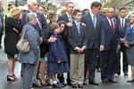 Bombeangreb. Tre mennesker blev dræbt og 260 såret, da to hjemmelavede bomber eksploderede nær målstregen under Boston Marathon 15. april sidste år. I dag blev ofrene mindet. 