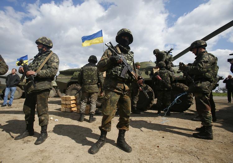 ANTI-TERROR. Sådan kalder den ukrainske overgangsregering dagens aktioner i det østlige Ukraine. Her ses kampvogne på en mark i det østlige Ukraine inden aktionen mod lufthavnen i Kramatorsk. 
