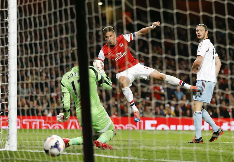 Sejr. Et hjørnespark blev afværget i første omgang, men Arsenal løftede bolden tilbage i straffesparksfeltet, hvor den franske angriber Olivier Giroud elegant tæmmede bolden og scorede og bragte Arsenal foran 2-1 over West Ham. 