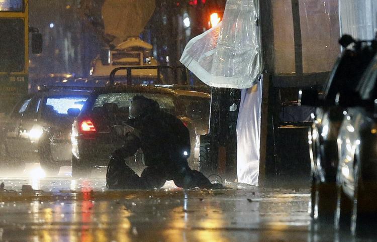 Boston. Politiets ammunitionsryddere undersøger resterne efter en mistænkelig rygsæk, der blev bortsprængt på grund af bombefrygt ved mindedag for terrorangrebet ved Boston Maraton. 
