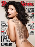 brøler. Komiker Julia Louis-Dreyfus, kendt fra bl.a. 'Seinfeld' tyr til humor for at forklare fejlen på hendes bare ryg. 