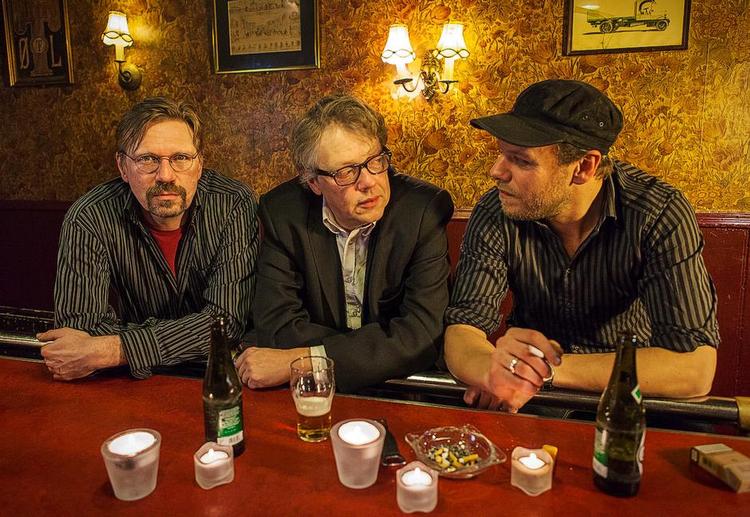 Værtshus. Torben Steno og Johan Olsen har fået selskab ved værtshusbordet af saxofonisten Peter Jessen, og det er der kommet en omgang viser med jazzet skær og sømandsmetaforik ud af. 