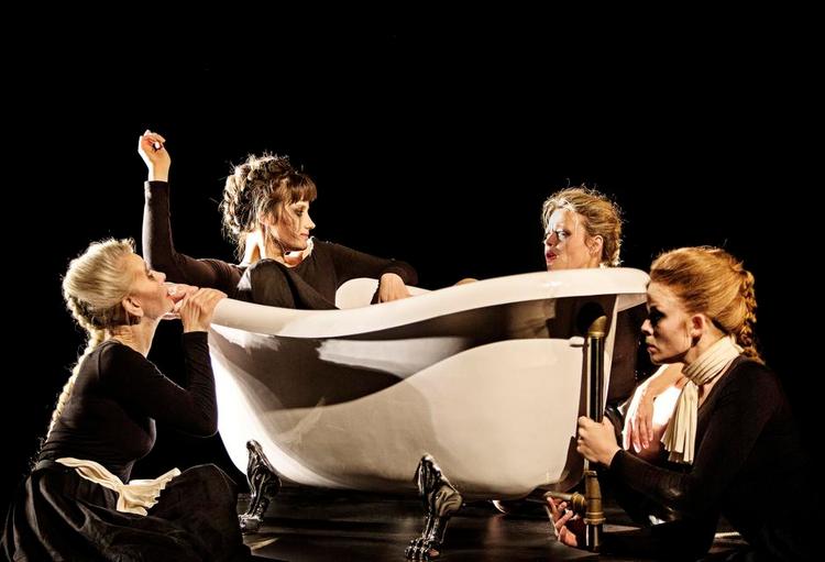 KVINDER. Kirsten Olesen (tv.), Danica Curcic, Helle Fagralid og Signe Egholm Olsen hviner, dåner, elsker, forråder og forfører sig igennem mere og mindre kendte kvinderoller hos William Shakespeare. 