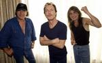 Spillevende. AC/DC er ikke på vej i opløsning, siger kilder til musikmagasinet Billboard. På billedet ses (fra venstre) Brian Johnson, Angus Young og Malcolm Young. 