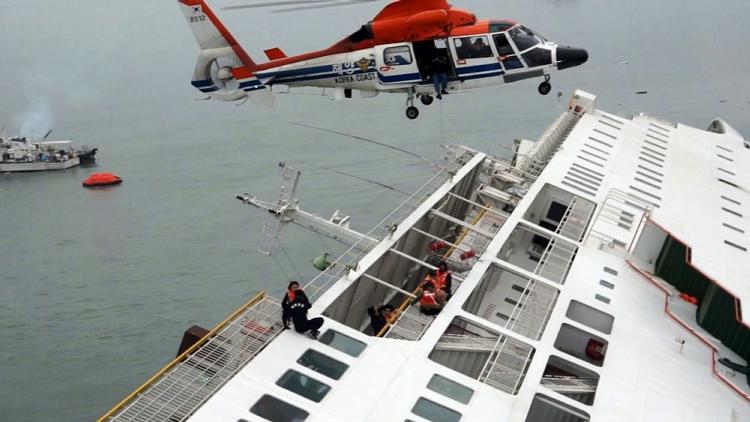 Forlis. Et stillbillede fra video den lokale tv-station News Y viser en helikopter fra den sydkoreanske kystvagt, der forsøger at redde passagerer fra den synkende færge. Et stort antal af passagererne er forsat savnet. 