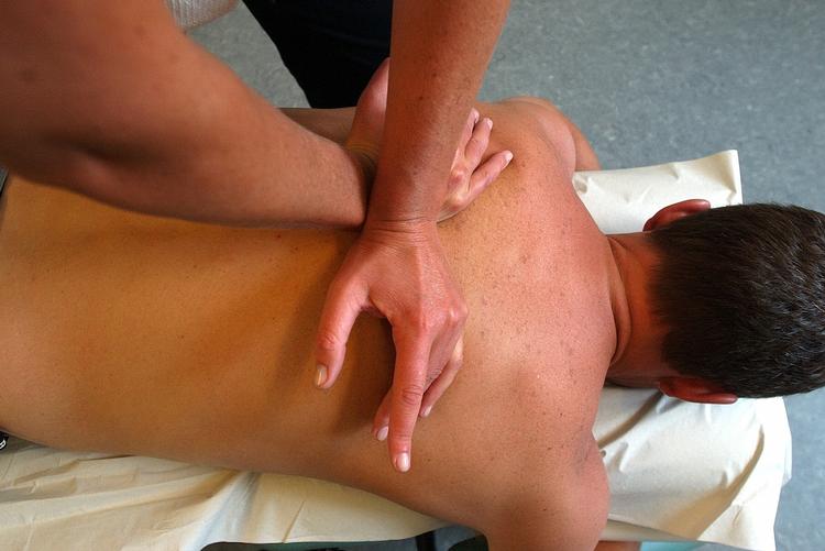 NORMALT. Hver tredje dansker har jævnligt ondt i ryggen, men omkring 90 procent af alle rygsmerter ufarlige og hverken tegn på sygdom eller  skade. 