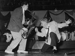 Presleysk. Ib 'Rock' Jensen (th)  for fuld udblæsning i KB-Hallen i 1956. 