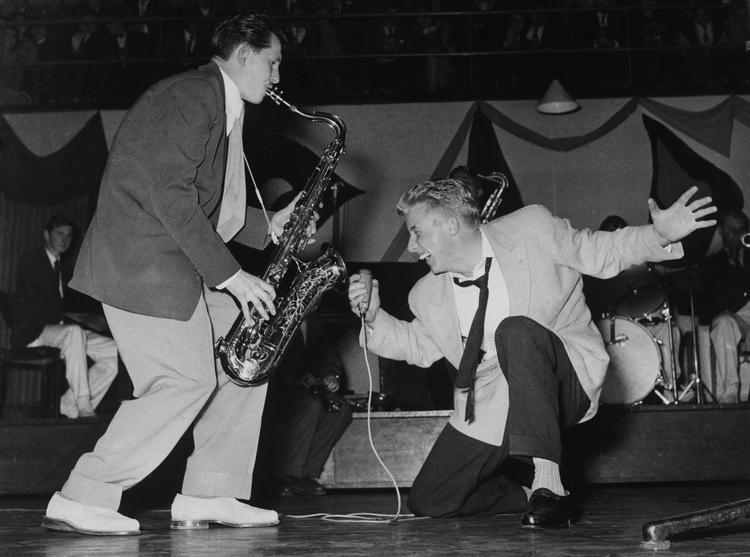 Presleysk. Ib 'Rock' Jensen (th)  for fuld udblæsning i KB-Hallen i 1956. 