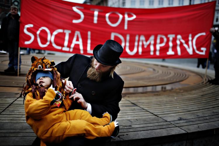 Arbejdsmarked. EU-parlamentet vil gøre noget mod såkaldt 'social dumping'. Her er de danske bygningsarbejdere, der slår katten af tønden i protest mod overenskomst. 