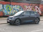 tryghed. Elbilen BMW i3 er dømt til korte ture. Lidt længere kan man komme, hvis man vælger REX-versionen her, som har en benzinmotor i reserve. 