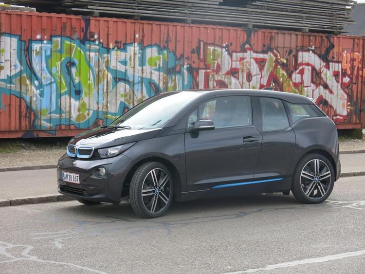 tryghed. Elbilen BMW i3 er dømt til korte ture. Lidt længere kan man komme, hvis man vælger REX-versionen her, som har en benzinmotor i reserve. 