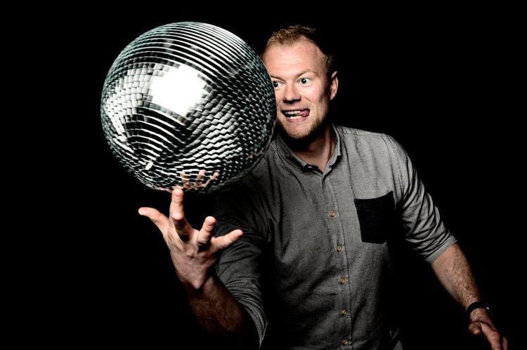 Livsfilosofi. Fælles oplevelser, blandt andet til fester og festivaller, gør Christian Degn glad og har derfor høj prioritet blandt forbrugsgoderne. Så hvorfor droppe diskokuglen. bare fordi man har rundet de 30? 