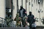 Bevæbnede prorussiske separatister foran rådhuset i Donetsk i dag. 