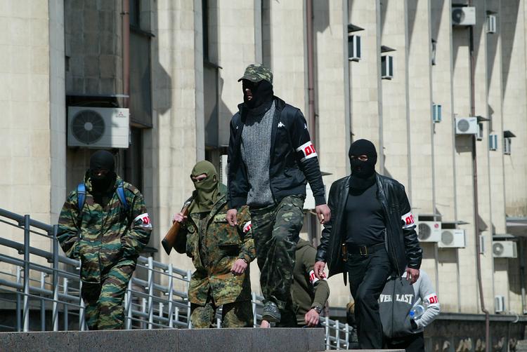 Bevæbnede prorussiske separatister foran rådhuset i Donetsk i dag. 