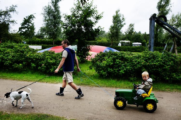 Ferietid. Campingpladserne har svære kår, blandt andet tyskerne bliver væk. I Nordjylland er en række campingpladser gået sammen om at lokke nordmænd til. 